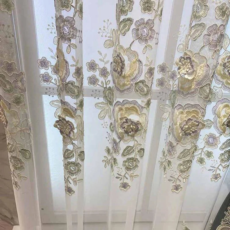 Rideaux élégants transparents avec motifs floraux brodés, idéals pour ajouter une touche décorative et raffinée à votre intérieur tout en laissant passer la lumière naturelle. Parfaits pour le salon ou la chambre, ces rideaux offrent un style romantique et sophistiqué, s'adaptant à divers styles d'intérieur avec leurs délicates nuances de couleurs. embelli.
