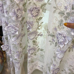 Rideau décoratif élégant avec motifs floraux brodés violet et vert, parfait pour embellir votre intérieur. Ce design raffiné ajoute une touche de sophistication et de charme à n'importe quelle pièce de la maison. Ideal pour une ambiance romantique et apaisante.