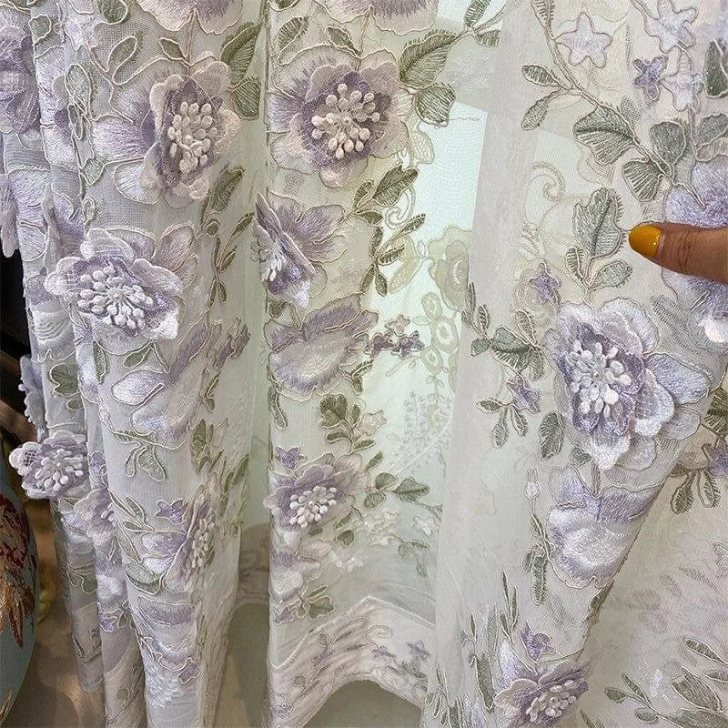 Rideau décoratif élégant avec motifs floraux brodés violet et vert, parfait pour embellir votre intérieur. Ce design raffiné ajoute une touche de sophistication et de charme à n'importe quelle pièce de la maison. Ideal pour une ambiance romantique et apaisante.