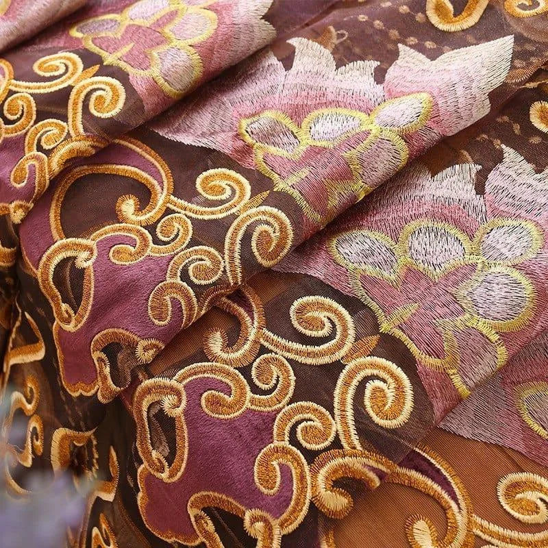 Tissu décoratif luxueux avec motifs floraux brodés en or et rose, idéal pour la confection de rideaux élégants et de vêtements sophistiqués. Design artistique et détails raffinés apportant une touche de charme et d'élégance à tout intérieur. Parfait pour embellir votre espace avec sophistication.