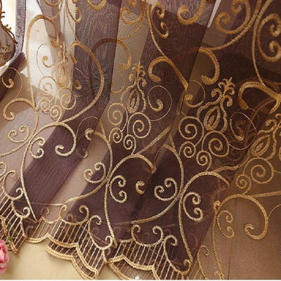 Rideau élégant avec motifs dorés, idéal pour ajouter une touche de sophistication à votre intérieur. Design orné de motifs floraux qui créent une atmosphère chaleureuse et accueillante. Parfait pour les salons chic ou les chambres raffinées. Accessoire de décoration intérieure luxueuse.