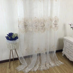 Rideau élégant avec motifs floraux brodés, idéal pour une décoration intérieure raffinée. Parfait pour ajouter une touche de sophistication à une chambre ou un salon. Le design transparent permet à la lumière naturelle d’illuminer subtilement votre espace tout en offrant une certaine intimité. Propice à une atmosphère chaleureuse et accueillante.
