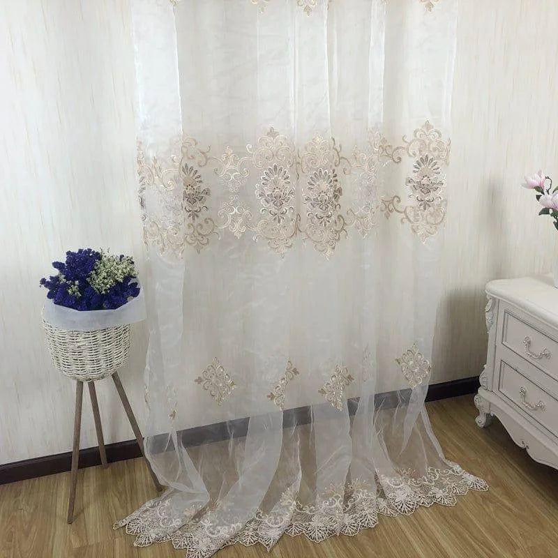 Rideau élégant avec motifs floraux brodés, idéal pour une décoration intérieure raffinée. Parfait pour ajouter une touche de sophistication à une chambre ou un salon. Le design transparent permet à la lumière naturelle d’illuminer subtilement votre espace tout en offrant une certaine intimité. Propice à une atmosphère chaleureuse et accueillante.