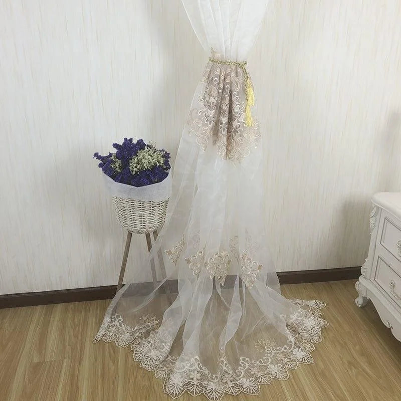 Rideau transparent élégant avec broderies florales, idéal pour la décoration de salon ou chambre à coucher. Ce modèle raffiné apporte une touche de sophistication et de lumière naturelle à votre intérieur. Parfait pour créer une ambiance chaleureuse et accueillante.