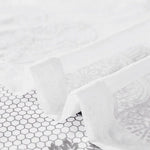 Voilage élégant et translucide avec motifs géométriques et floraux en arrière-plan. Idéal pour ajouter une touche de raffinement et de luminosité à votre intérieur. Convient parfaitement aux salons, chambres ou salles à manger modernes et épurés.