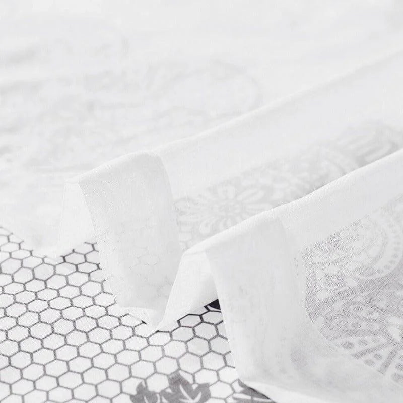 Voilage élégant et translucide avec motifs géométriques et floraux en arrière-plan. Idéal pour ajouter une touche de raffinement et de luminosité à votre intérieur. Convient parfaitement aux salons, chambres ou salles à manger modernes et épurés.