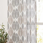 Rideau décoratif à motifs de feuilles élégantes, idéal pour embellir votre intérieur avec une touche de nature. Parfait pour les salons modernes ou les chambres à coucher, ce rideau ajoute une ambiance chaleureuse et apaisante à votre pièce tout en actualisant votre décoration.