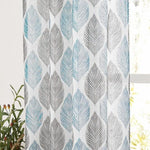 Rideau déco motif feuille, parfait pour embellir votre intérieur. Design élégant avec motif de feuilles en teintes grises et bleues. Idéal pour apporter une touche de nature à votre salon ou chambre à coucher. Accessoire tendance qui harmonise style et fonctionnalité.