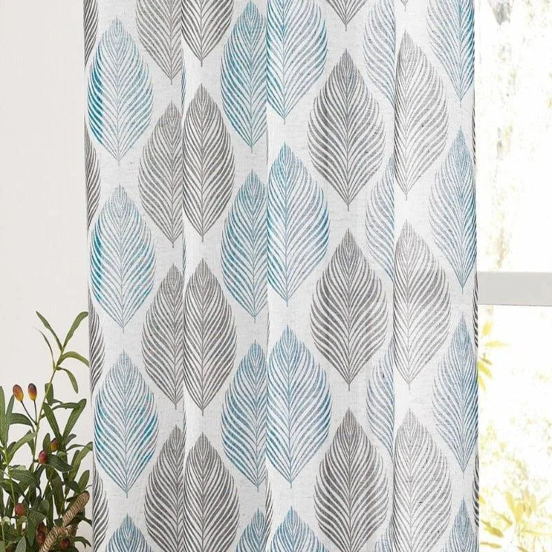 Rideau déco motif feuille, parfait pour embellir votre intérieur. Design élégant avec motif de feuilles en teintes grises et bleues. Idéal pour apporter une touche de nature à votre salon ou chambre à coucher. Accessoire tendance qui harmonise style et fonctionnalité.