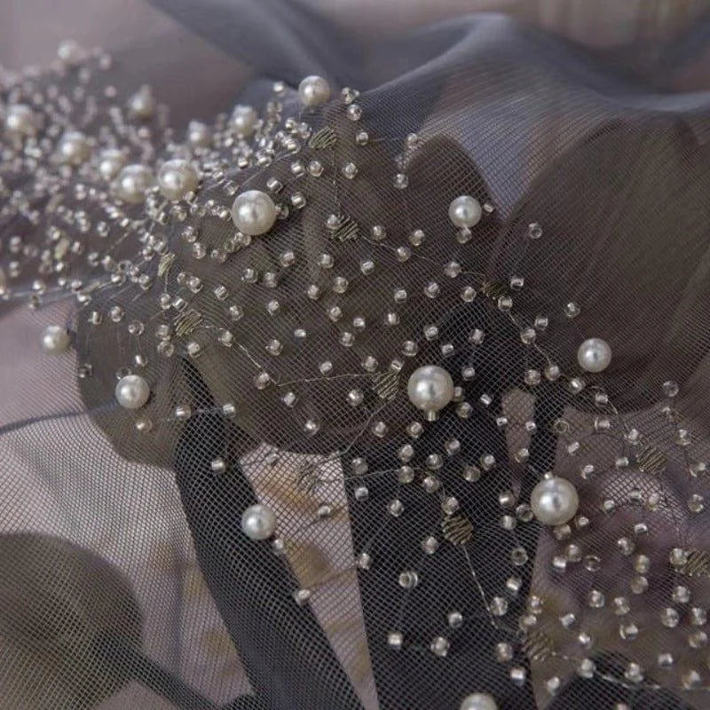 Voile élégant décoré de perles raffinées et de petites perles brillantes, idéal pour ajouter une touche sophistiquée à toute tenue de soirée ou robe de mariage. Les perles créent un effet éclatant et glamour, parfait pour les événements spéciaux ou les cérémonies. Accessoire chic pour sublimer votre style avec une touche de luxe et de féminité.