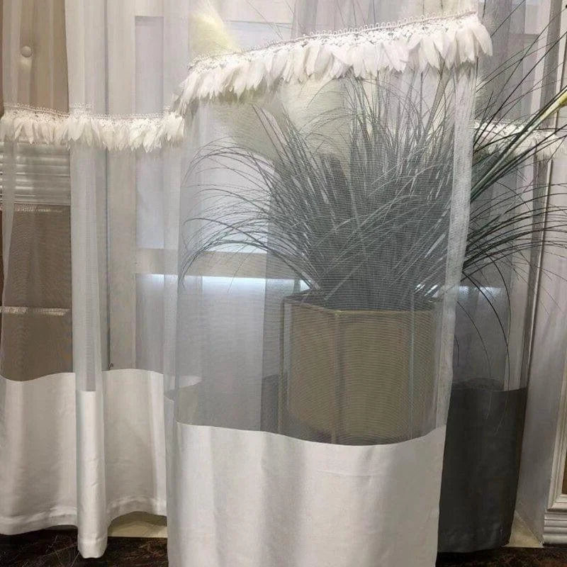 Rideau blanc élégant pour salon avec détails décoratifs, parfait pour ajouter une touche de légèreté et de sophistication à votre intérieur. Idéal pour les fenêtres de salon ou chambre, assurant une ambiance apaisante et lumineuse. Accessoire déco incontournable pour un style moderne et raffiné, s'adaptant à différents types de décoration d'intérieur.