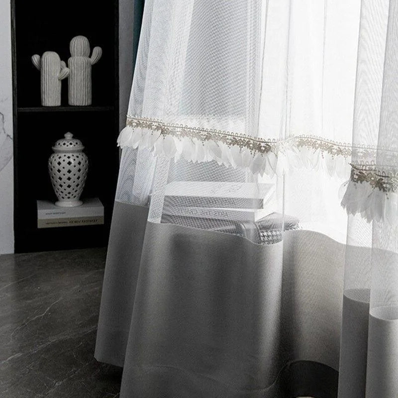 Rideau élégant avec bordure décorative de plumes, idéal pour un salon moderne. Design raffiné avec détails soigneusement travaillés, apportant une touche de sophistication à votre intérieur.