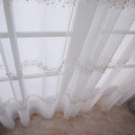 Voilage blanc élégant décoré de petites perles, idéal pour ajouter une touche raffinée à votre intérieur. Rideau lumineux pour fenêtres, parfait pour salons ou chambres modernes. Accessoire chic et décoratif pour embellir vos espaces de vie avec style et légèreté.