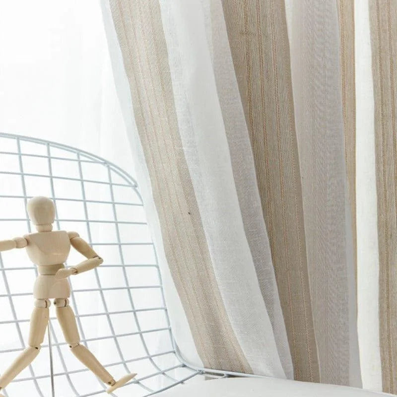 Rideaux élégants à rayures beiges et blanches, parfaits pour ajouter une touche moderne et épurée à votre intérieur. Idéal pour les salons, chambres ou bureaux, ces rideaux offrent une ambiance chaleureuse et accueillante. Équilibrant lumière et intimité, ils complètent parfaitement tout style de décoration.