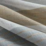 Tissu décoratif à rayures beige et gris, idéal pour la décoration intérieure, ajoutant une touche élégante et moderne aux rideaux et accessoires d'ameublement.