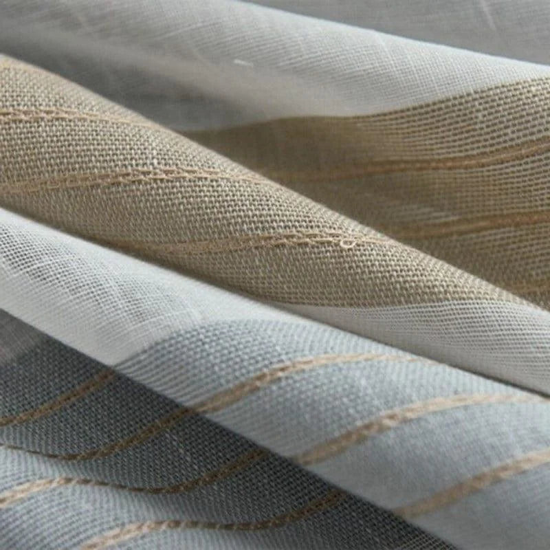 Tissu décoratif à rayures beige et gris, idéal pour la décoration intérieure, ajoutant une touche élégante et moderne aux rideaux et accessoires d'ameublement.