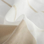Tissu élégant beige et blanc, idéal pour confection de rideaux ou d'ameublement avec un design moderne et raffiné, parfait pour ajouter une touche de sophistication à votre intérieur.