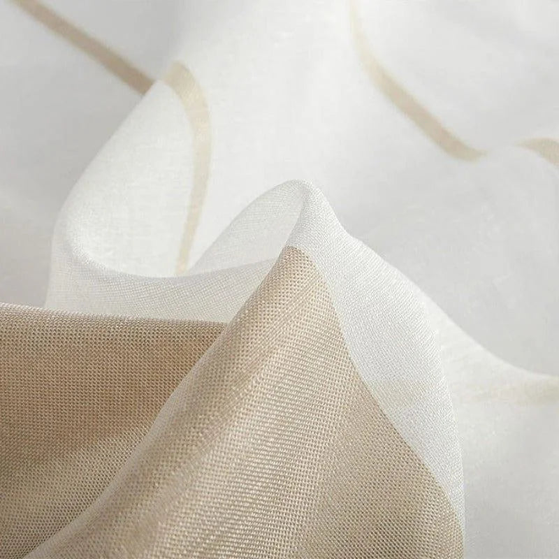 Tissu élégant beige et blanc, idéal pour confection de rideaux ou d'ameublement avec un design moderne et raffiné, parfait pour ajouter une touche de sophistication à votre intérieur.