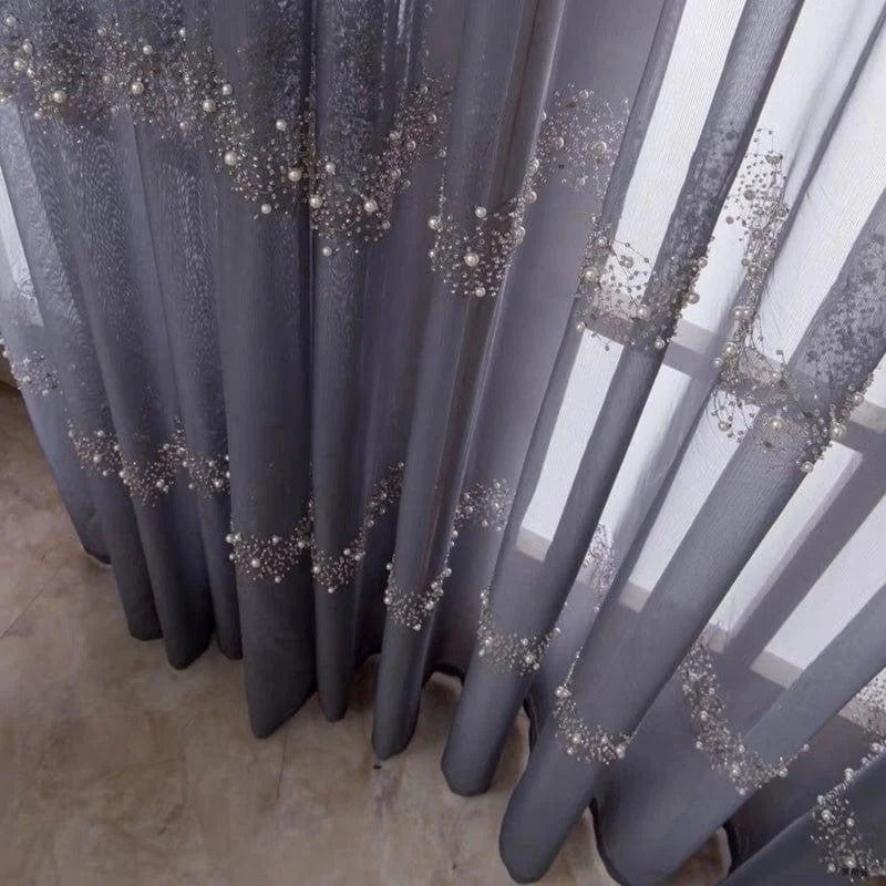 Rideaux élégants de couleur grise avec des motifs perlés, parfaits pour apporter une touche sophistiquée et contemporaine à votre intérieur. Ces rideaux ajoutent une ambiance chic à n'importe quelle pièce, idéaux pour les salons modernes ou les chambres raffinées. Découvrez comment ces rideaux transformeraient votre espace avec leur design luxueux et original.