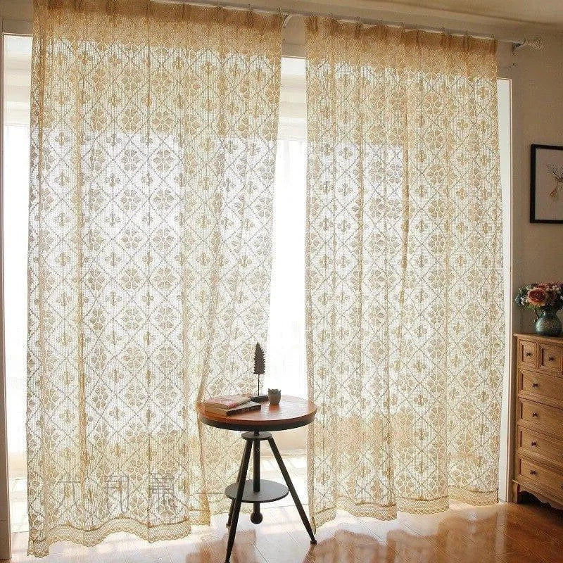 Rideaux élégants avec motifs géométriques dans un salon lumineux, apportant une touche décorative et raffinée à votre intérieur. Optimisez l'ambiance de votre pièce avec ces voilages qui laissent passer la lumière tout en assurant l'intimité. Idéal pour créer une atmosphère accueillante et chaleureuse. Parfait pour décorer les fenêtres de votre maison avec style et élégance.