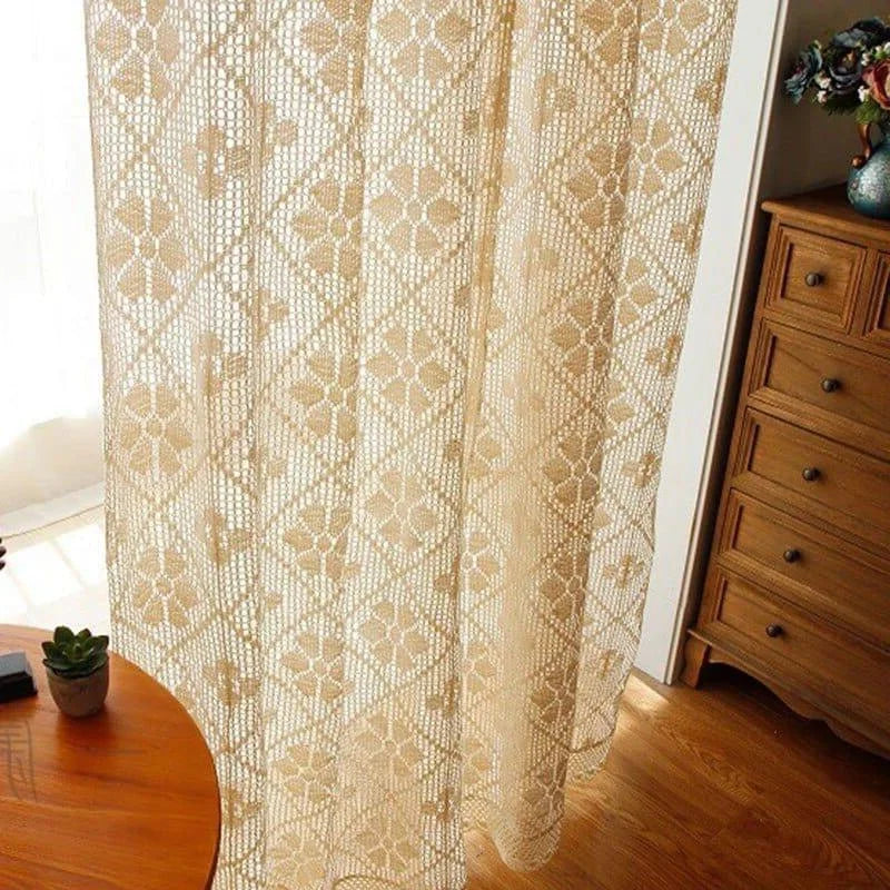 Rideau beige à motifs floraux pour salon, filtrant la lumière naturelle. Décoration élégante et chaleureuse, idéale pour créer une ambiance accueillante dans la pièce. Parfait pour les intérieurs classiques et modernes.