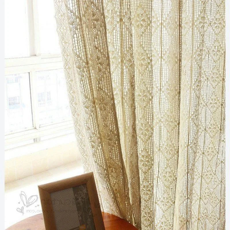 Rideau décoratif beige avec motif ajouré, idéal pour apporter une touche élégante et chaleureuse à votre intérieur. Parfait pour habiller vos fenêtres tout en laissant passer la lumière naturelle. Accessoire chic pour salle de séjour ou chambre à coucher.