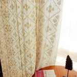 Rideau décoratif avec motifs floraux élégants, idéal pour ajouter une touche de charme vintage à votre intérieur. Ce rideau ajouré laisse passer la lumière tout en préservant votre intimité. Parfait pour le salon ou la chambre, il s'harmonise avec divers styles de décoration. Découvrez comment ce rideau peut transformer votre espace avec ses détails délicats et son style intemporel.