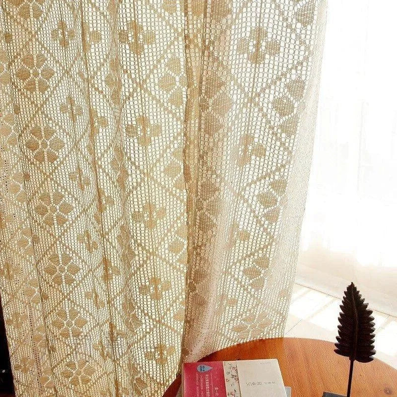 Rideau décoratif avec motifs floraux élégants, idéal pour ajouter une touche de charme vintage à votre intérieur. Ce rideau ajouré laisse passer la lumière tout en préservant votre intimité. Parfait pour le salon ou la chambre, il s'harmonise avec divers styles de décoration. Découvrez comment ce rideau peut transformer votre espace avec ses détails délicats et son style intemporel.