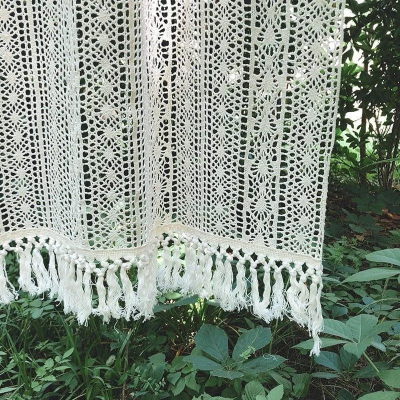 Cantonnière élégante avec motifs floraux en dentelle et frange décorative, idéale pour apporter une touche bohème à votre intérieur. Parfaite pour habiller une fenêtre ou comme décoration murale, cette pièce chic et raffinée sublime votre espace de vie.