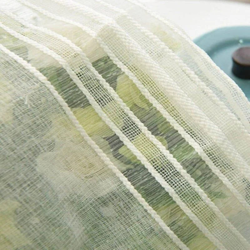 Voilage élégant avec motif floral, idéal pour apporter une touche de fraîcheur et de luminosité à votre intérieur. Ce rideau subtil est parfait pour les pièces nécessitant de la discrétion sans compromettre la lumière naturelle. Accessoire décoratif adapté pour tout style de décoration intérieure, il offre une esthétique raffinée.