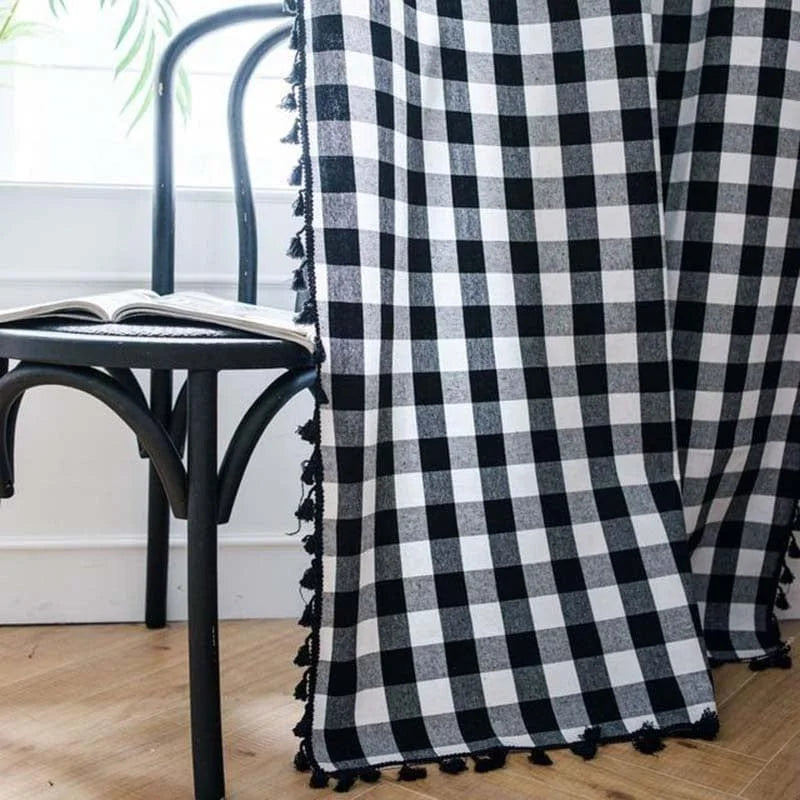 Plaid décoratif à motifs à carreaux noir et blanc, idéal pour sublimer votre intérieur. Parfait pour ajouter une touche de style à votre salon ou votre chambre. Modèle avec franges, alliant élégance et confort pour une ambiance chaleureuse et moderne. Adapté à tout type de décoration.