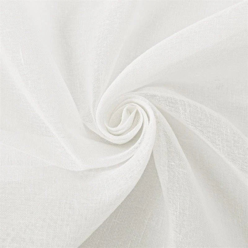 Textile blanc élégant avec texture douce, parfait pour la décoration intérieure ou la confection de vêtements légers. Tissu idéal pour créer des rideaux ou des accessoires délicats.