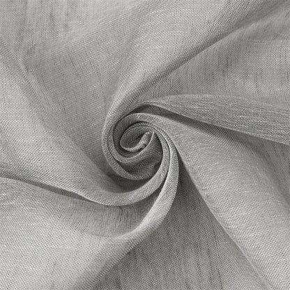 Gros plan sur un tissu gris élégant, enroulé en forme de spirale, idéal pour la confection de rideaux ou de vêtements sur mesure. Ce modèle met en avant une texture raffinée et un aspect moderne, parfait pour tout projet de décoration intérieure chic.