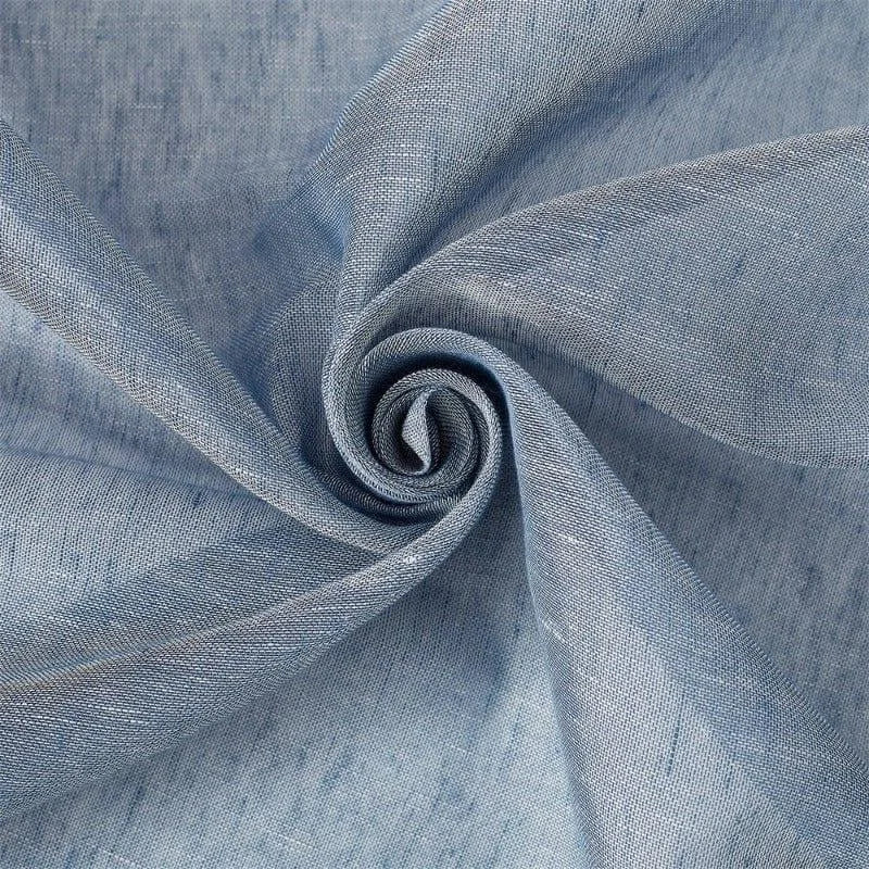 Tissu de couleur bleu clair drapé en spirale, idéal pour la confection de vêtements légers et élégants. Ce textile est parfait pour des créations de mode tendance, alliant confort et style pour une utilisation quotidienne ou des occasions spéciales.