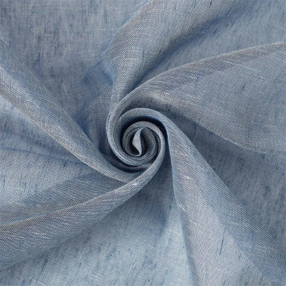 Tissu de couleur bleu clair drapé en spirale, idéal pour la confection de vêtements légers et élégants. Ce textile est parfait pour des créations de mode tendance, alliant confort et style pour une utilisation quotidienne ou des occasions spéciales.