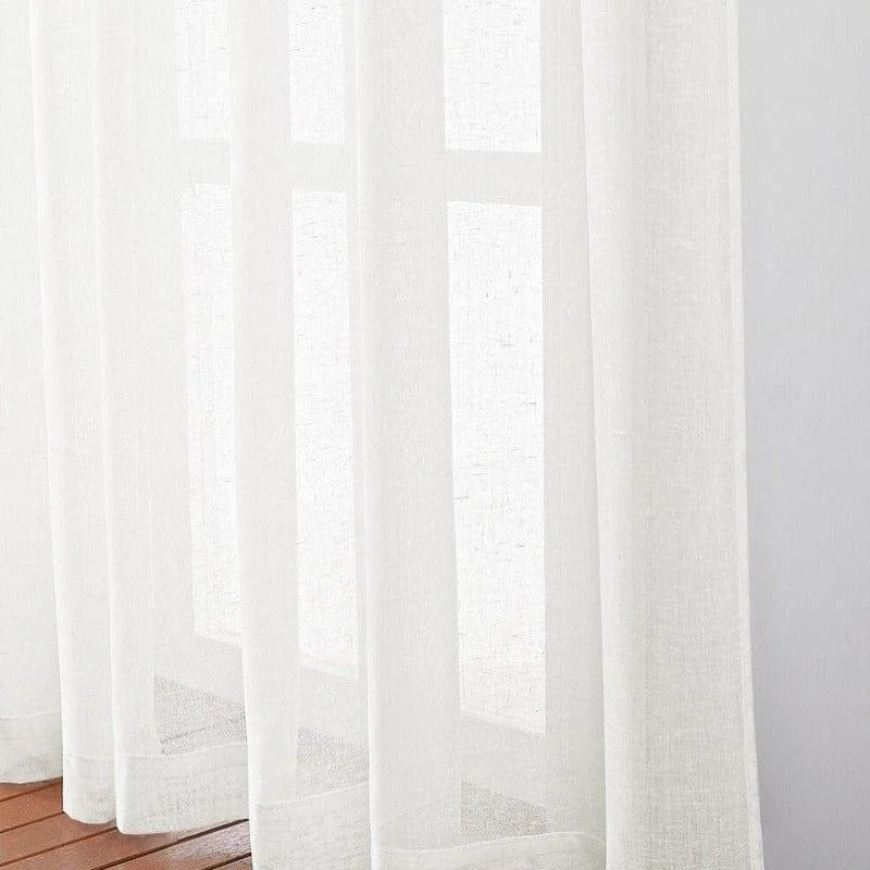 Voilage blanc élégant pour salon, laissant passer la lumière tout en préservant l'intimité, idéal pour décorer vos fenêtres avec style et modernité. Parfait pour créer une ambiance lumineuse et apaisante dans n'importe quelle pièce.