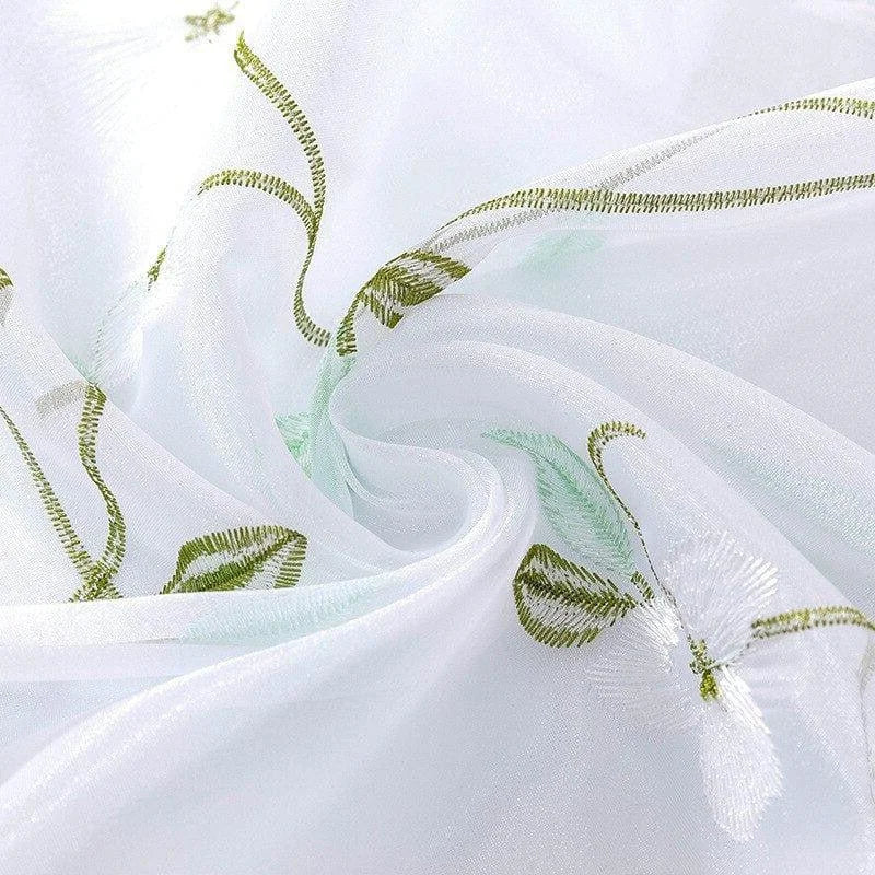 Voilage décoratif blanc avec motif floral vert élégant, idéal pour ajouter une touche de fraîcheur à votre intérieur. Parfait pour les salons ou chambres, ce tissu léger et raffiné apporte lumière et légèreté à vos espaces.