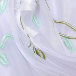 Voilage translucide avec broderies de feuilles vertes, idéal pour apporter une touche élégante et lumineuse à votre intérieur. Design raffiné parfait pour les fenêtres de salon ou chambre à coucher, créant une atmosphère paisible et naturelle. Facile d'entretien et d'installation, ce rideau ajoutera du charme à toutes vos pièces.