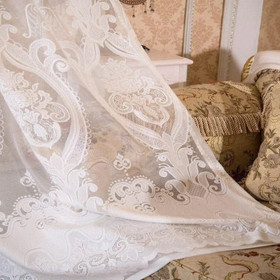 Voilage blanc élégant avec motifs floraux, idéal pour une décoration intérieure sophistiquée et chaleureuse. Rideau translucide apportant charme et lumière naturelle, parfait pour le salon ou la chambre à coucher. Complémente harmonieusement un mobilier classique avec des motifs assortis.