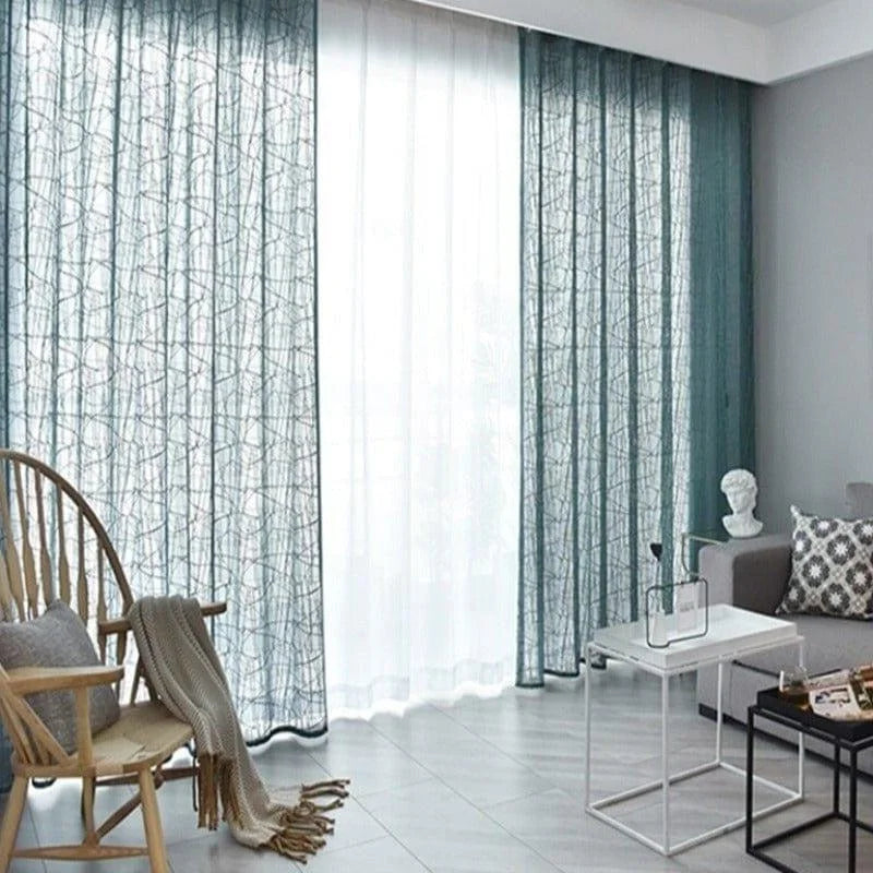 Rideaux modernes turquoise dans un salon élégant, apportant une touche de couleur et de sophistication à l'intérieur. Accessoires décoratifs, tels qu'un fauteuil en bois avec coussins, une table basse design et une sculpture classique, créent une ambiance chaleureuse et contemporaine. Ensemble idéal pour peaufiner la décoration d'une pièce à vivre.