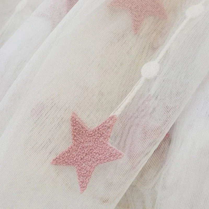 Rideau transparent décoratif pour chambre d'enfant, détails étoilés roses. Élément idéal pour apporter une touche douce et féerique à la pièce, parfait pour un aménagement harmonieux et lumineux. Accessoire tendance et élégant pour personnaliser l'espace des tout-petits.