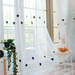 Rideau transparent avec motifs étoiles bleues, décorant une fenêtre lumineuse. Ce rideau ajoute une touche élégante et rêveuse à l'intérieur, filtrant la lumière du jour tout en permettant une ambiance apaisante. Idéal pour les chambres d'enfants ou pour un salon moderne, ce rideau décoratif transforme votre espace en un lieu accueillant et esthétique. Accessoire parfait pour personnaliser votre décoration intérieure avec raffinement.
