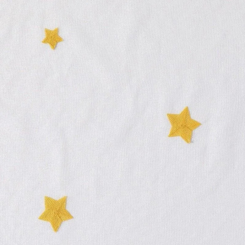 Motif étoiles jaunes sur fond blanc, design minimaliste et élégant idéal pour chambre d'enfant, textile décoratif moderne.