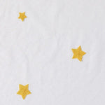 Motif étoiles jaunes sur fond blanc, design minimaliste et élégant idéal pour chambre d'enfant, textile décoratif moderne.