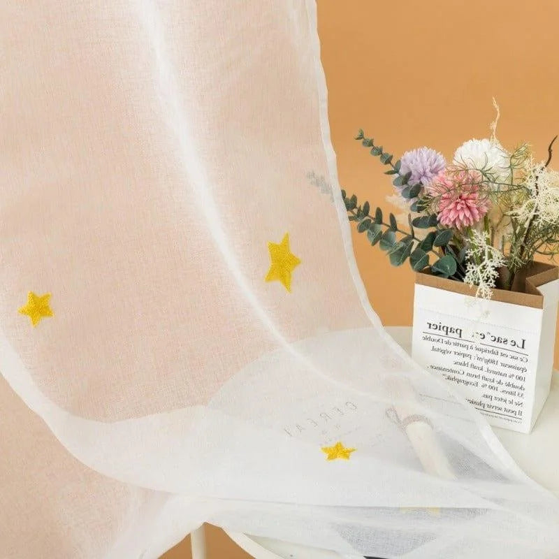 Rideau décoratif transparent avec motifs de petites étoiles jaunes, idéal pour ajouter une touche élégante et lumineuse à la décoration intérieure. Ce modèle s'adapte parfaitement aux chambres d'enfants ou aux salons modernes. Créez une ambiance douce et accueillante avec ce rideau tendance. Ajoutez une touche de charme à vos espaces de vie avec ce design unique et captivant.