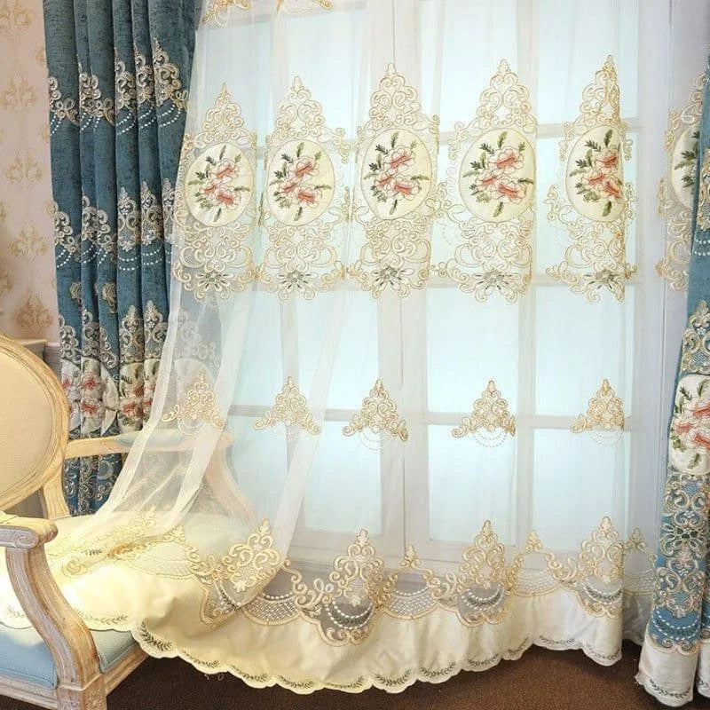 Voilage décoratif pour fenêtre avec motifs floraux élégants, parfait pour ajouter une touche de sophistication et de charme à votre salon. Le design complexe et les couleurs douces rehaussent l'ambiance de votre intérieur tout en offrant une régulation optimale de la lumière naturelle. Idéal pour un style classique et raffiné.