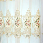 Voilage élégant avec broderies florales raffinées, motif délicat de fleurs colorées sur fond translucide, idéal pour décoration intérieure sophistiquée et lumineuse. Parfait pour filtrer la lumière tout en ajoutant une touche décorative classique et romantique à votre espace de vie.