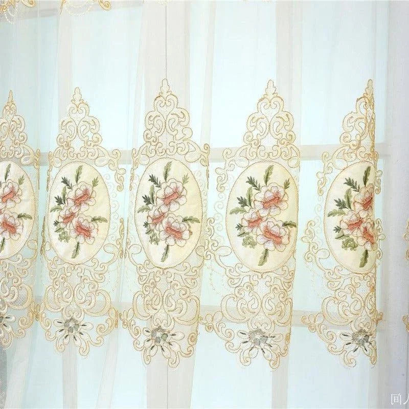 Voilage élégant avec broderies florales raffinées, motif délicat de fleurs colorées sur fond translucide, idéal pour décoration intérieure sophistiquée et lumineuse. Parfait pour filtrer la lumière tout en ajoutant une touche décorative classique et romantique à votre espace de vie.