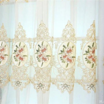 Voilage élégant avec broderies florales raffinées, motif délicat de fleurs colorées sur fond translucide, idéal pour décoration intérieure sophistiquée et lumineuse. Parfait pour filtrer la lumière tout en ajoutant une touche décorative classique et romantique à votre espace de vie.