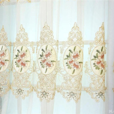 Voilage élégant avec broderies florales raffinées, motif délicat de fleurs colorées sur fond translucide, idéal pour décoration intérieure sophistiquée et lumineuse. Parfait pour filtrer la lumière tout en ajoutant une touche décorative classique et romantique à votre espace de vie.